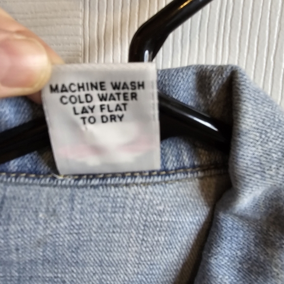 Nashville Cropped Denim Jacket Raw Hem Bell Sleeves Size Medium NWOT - Picture 6 of 9